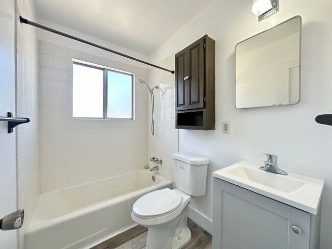 Building Photo - Charming 2-bedroom, 1-bathroom house