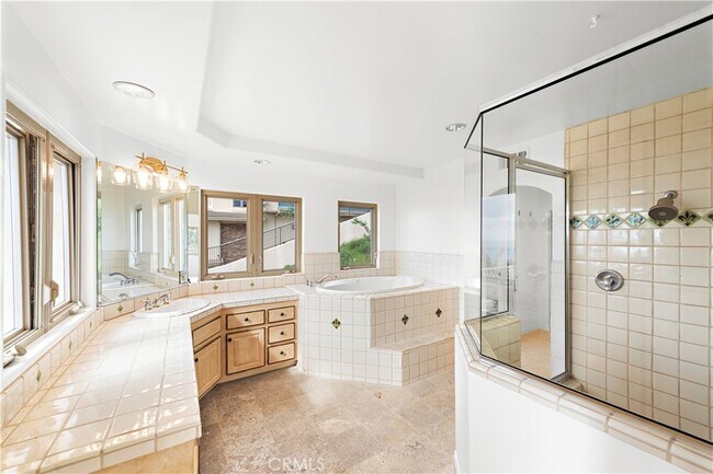 Building Photo - 1060 Skyline Dr