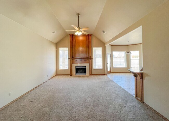 Building Photo - $1000 OFF FIRST MONTHS RENT | Wonderful layout in Fenwick Garden Village!