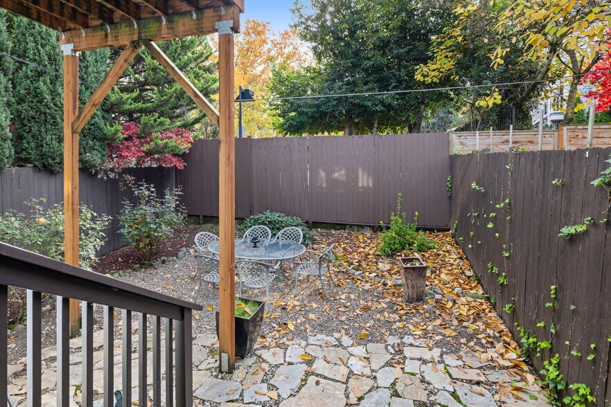 Building Photo - 2338 NW Hoyt St