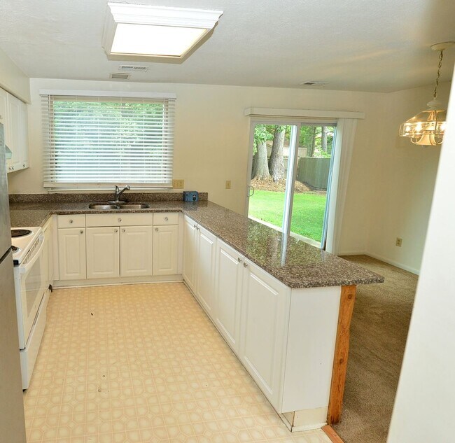 Building Photo - Community Lake-Dock and Private Beach