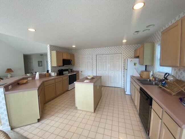 Building Photo - Charming 3-Bedroom Home in Desirable Kure ...