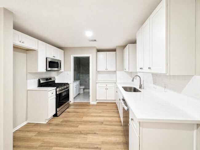 Building Photo - 8123 Redfern Dr