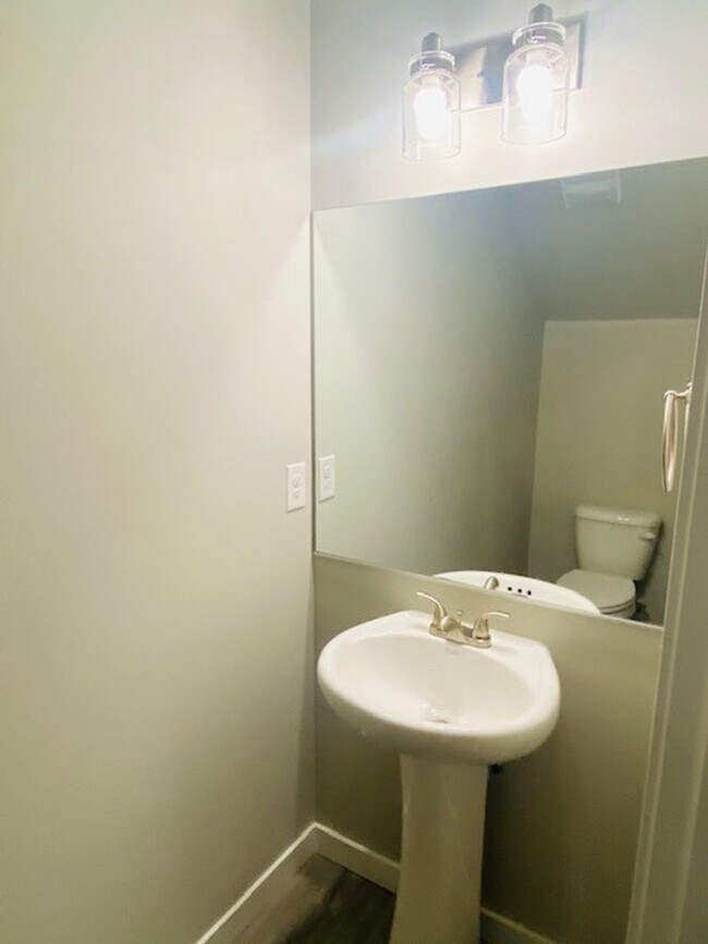 Building Photo - Beautiful Newer Home in Terrific Salmon Creek Location