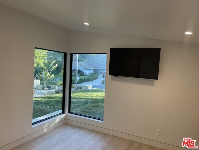 Building Photo - 4234 Ellenita Ave