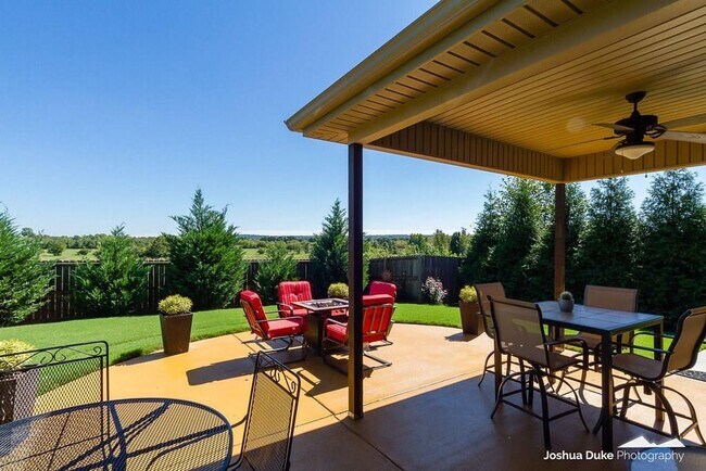 Building Photo - Georgeous 3 bedroom 2 bath home with SOLAR  and a view!