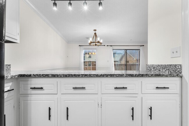 Building Photo - Beautiful Condo in Sango