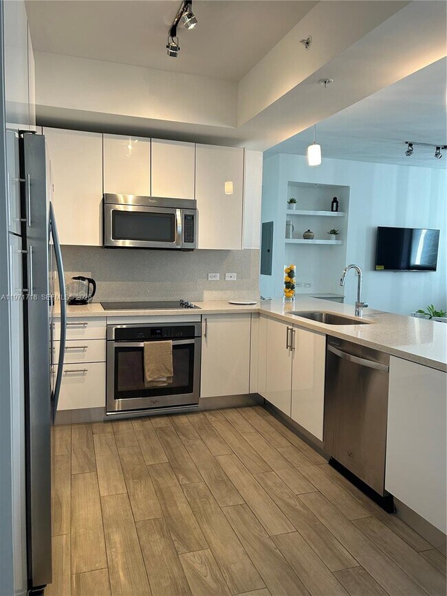 Building Photo - 999 SW 1st Ave