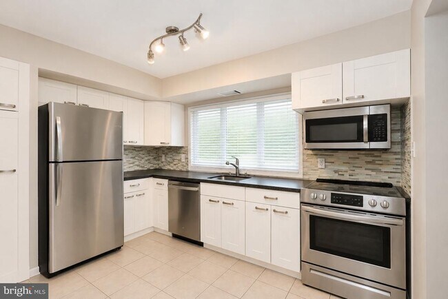 Building Photo - 124 Hamlet Dr