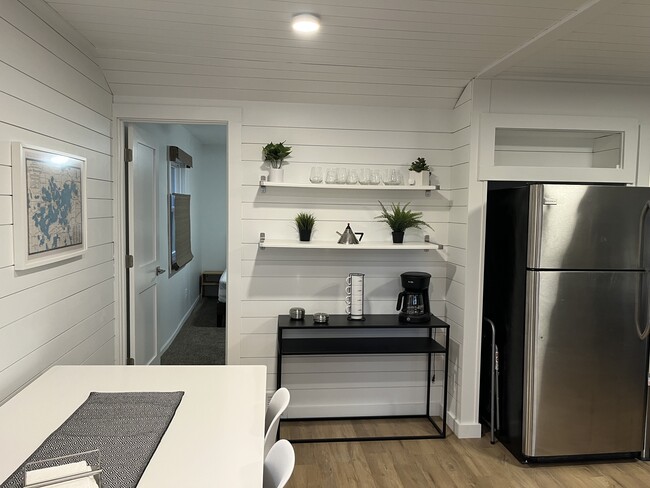 Building Photo - 3975 Sunset Dr