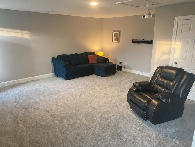 Building Photo - 3 Bed/3 Bath with 2 Bonus Rooms!!!