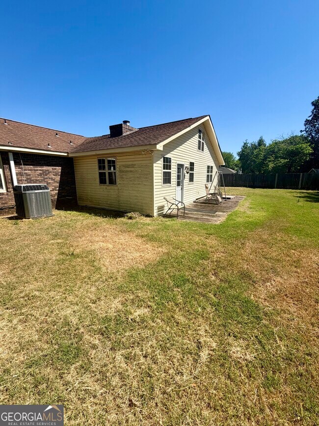 Building Photo - 131 Foxwood Cir