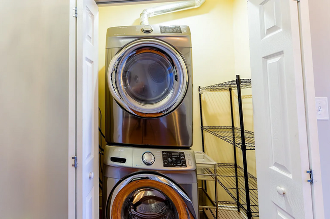Building Photo - Fully Renovated 3 BR/1.5 BA Apartment in C...