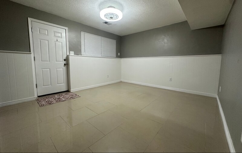 Building Photo - 930 Potter Dr