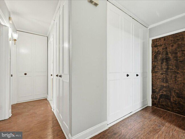 Building Photo - 421 Drummers Ln