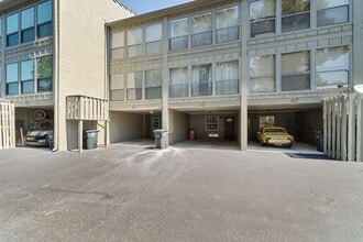 Building Photo - MAN-710S