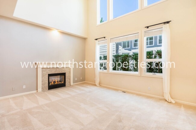 Building Photo - Beautiful Lake Oswego Townhome