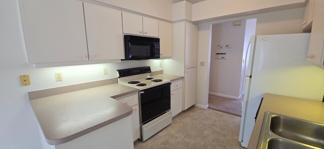Building Photo - 3 Bed, 2 Bath, 2 Car garage.