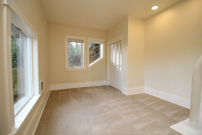 Building Photo - 2400 SW Hoffman Ave