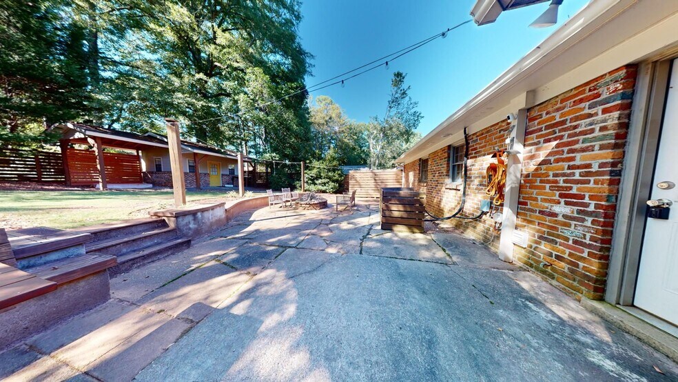 Building Photo - Super Cute One Level Home 1 mile from Toom...