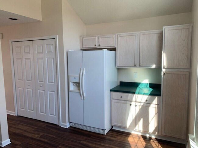 Building Photo - 2 Bedroom / Loft at Wynbrooke