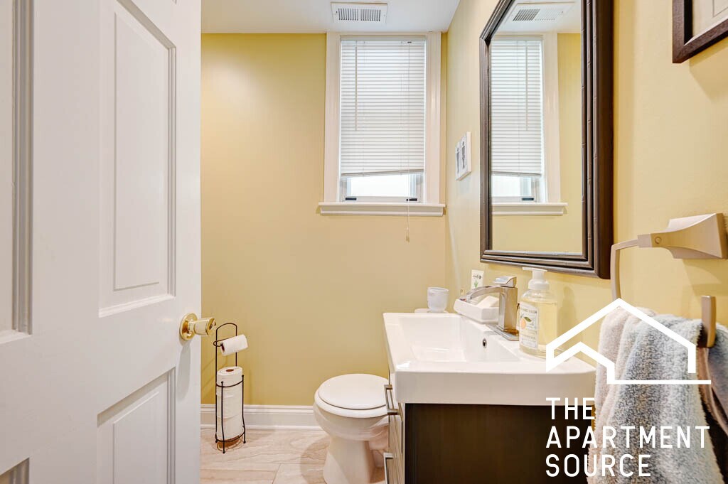 Building Photo - 1341 W Fletcher St