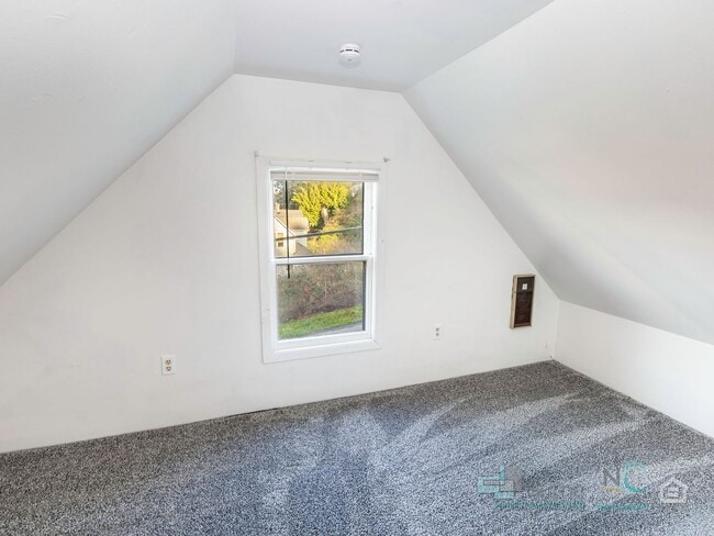 Building Photo - $500 OFF Special - Beautiful 4 Bed/1 Bath Home in Astoria