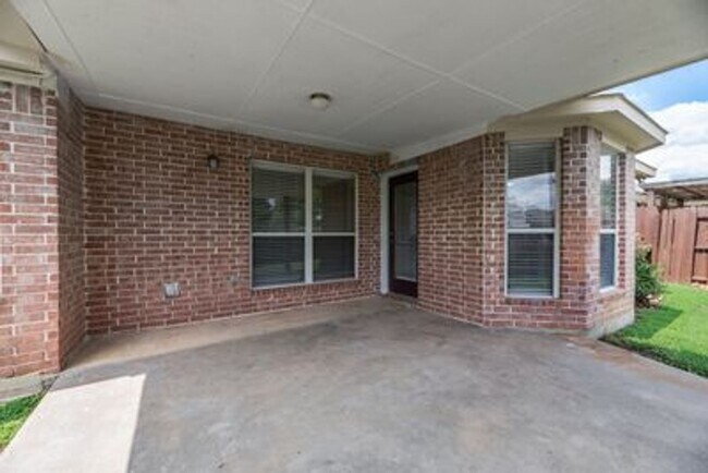 Building Photo - Beautiful newly redone single story home i...