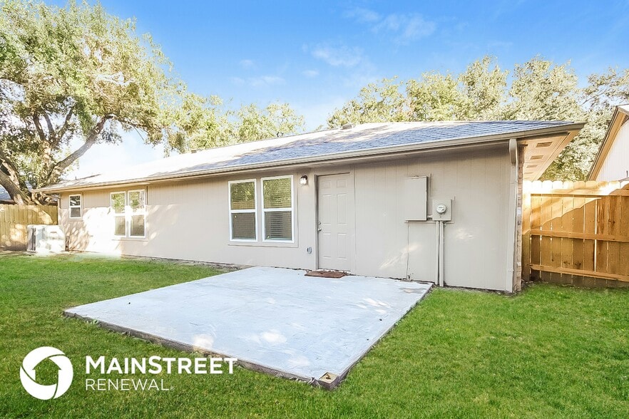 Building Photo - 15911 Pfeiffer Dr