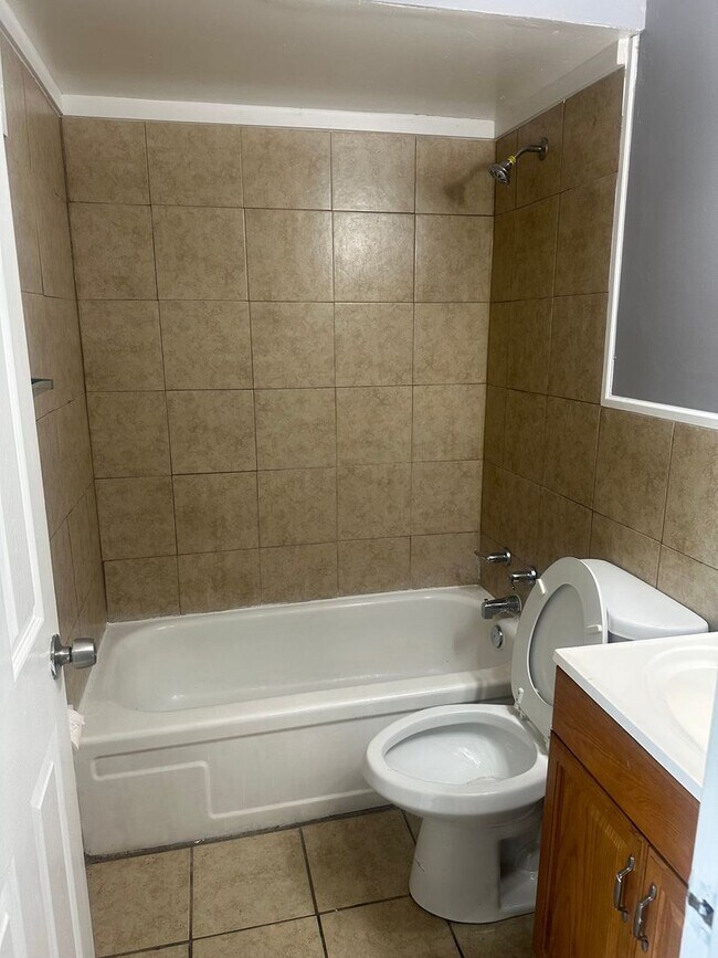 Building Photo - 1585 Leonaire Ct