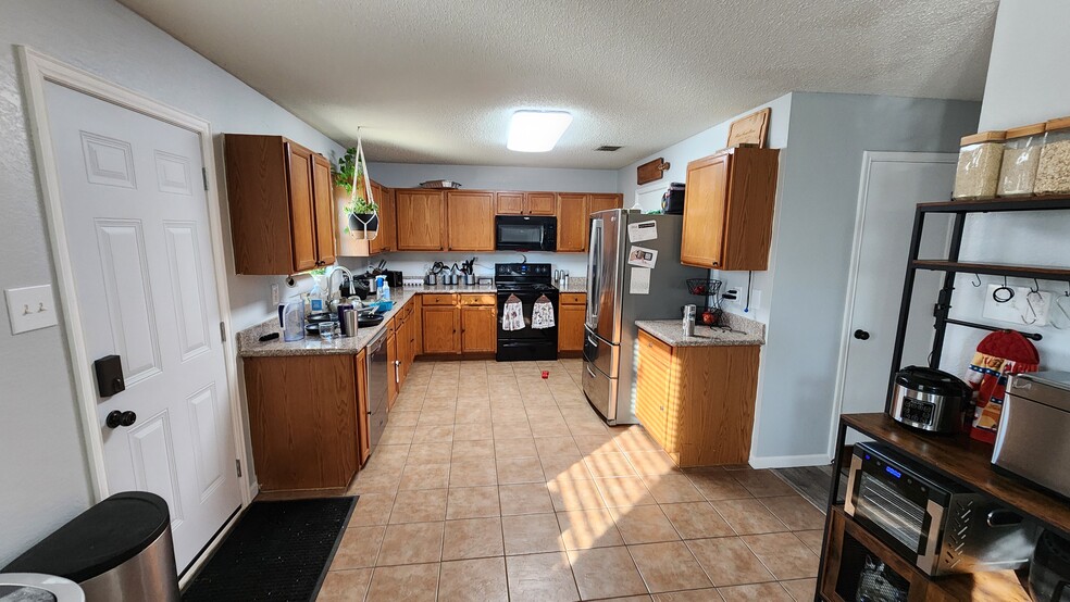 Building Photo - 16125 Hollyhill Ct