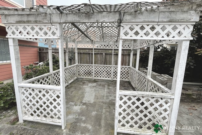Building Photo - Spacious Six Bedroom, Three Bathroom Home ...