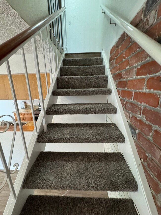 Building Photo - Charming 2-Bedroom, 1-Bathroom Condo in La...
