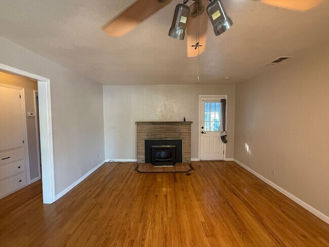 Building Photo - Single story in the heart of Modesto!