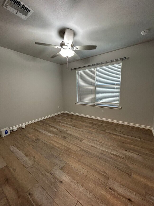 Building Photo - 2032 Twin Falls Dr
