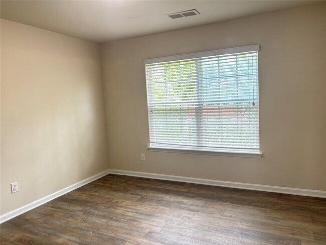 Building Photo - 2215 Landing Walk Dr
