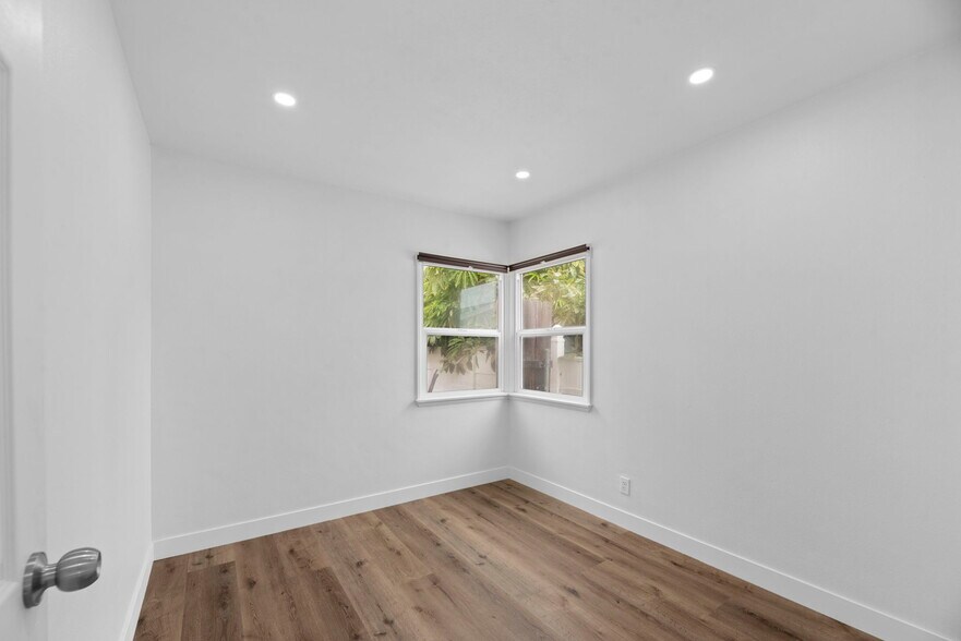 Building Photo - 1304 Corona St