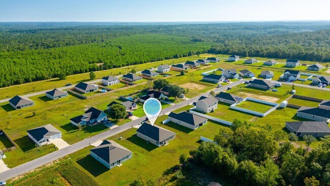 Building Photo - Charming 4-Bed Home in Quiet DeFuniak Springs Neighborhood!