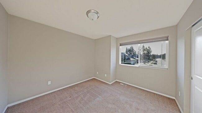 Building Photo - 4 Bed 2.5 Bath - Small Pet Friendly - Large Backyard - NAS Whidbey