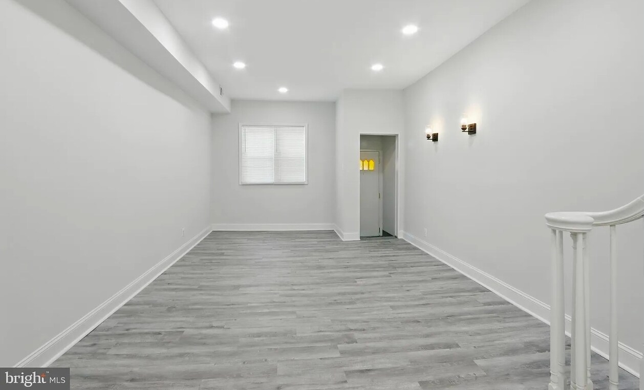 Building Photo - 118 S Conkling St