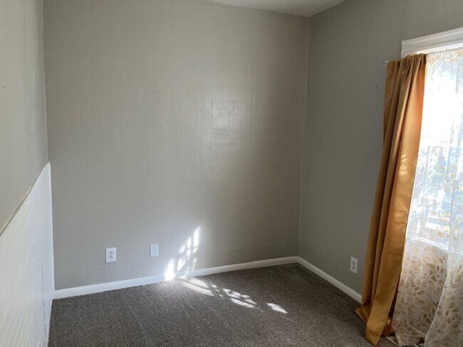 Building Photo - Old Town Updated 3 bed home w detached garage