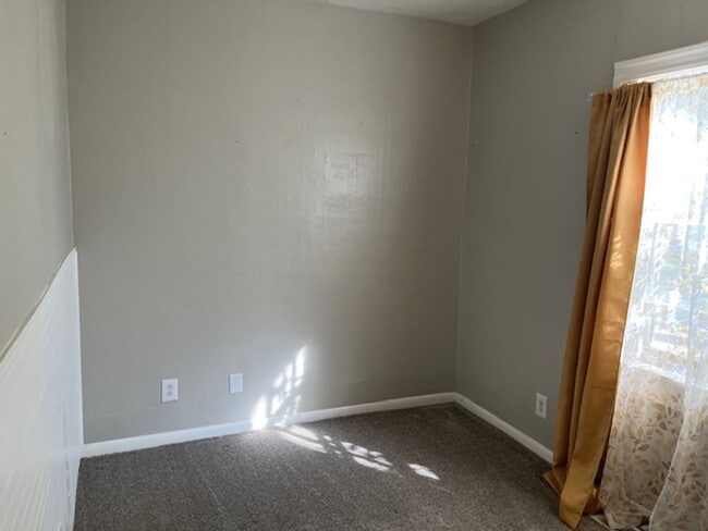 Building Photo - Old Town Updated 3 bed home with detached garage - Sign a Lease during the month of December and ...