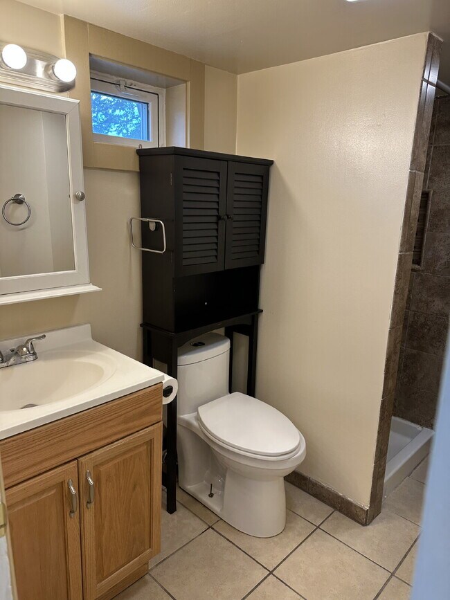 Building Photo - "Charming 4-Bedroom Oasis with 2 Full Bath...