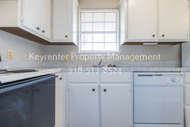 Building Photo - 1421 W Lillian St