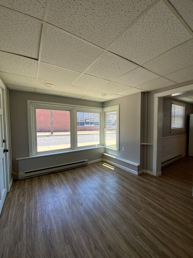 Building Photo - 212 Cherry St