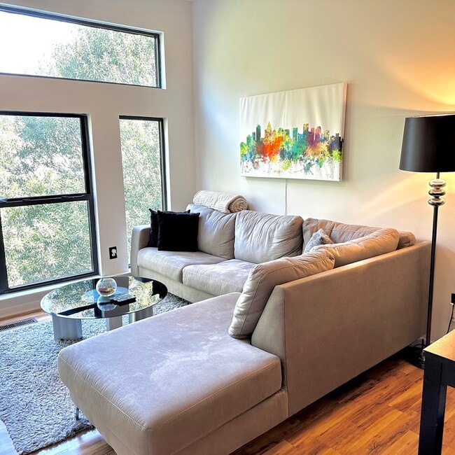 Building Photo - 2125 Southend Dr