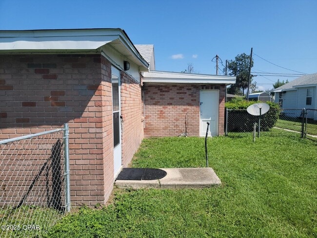 Building Photo - 3116 E 3rd St