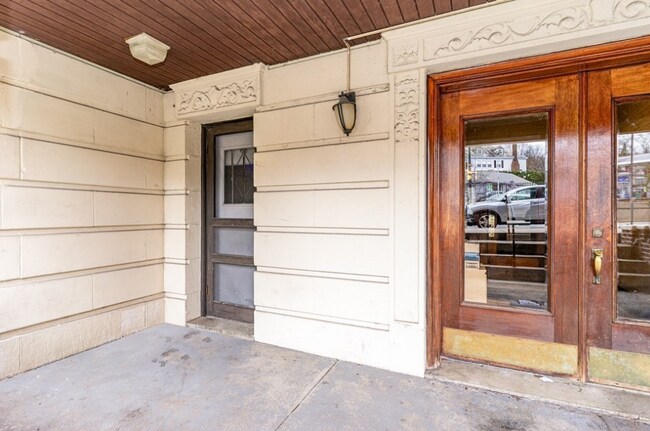 Building Photo - 2035 Commonwealth Ave