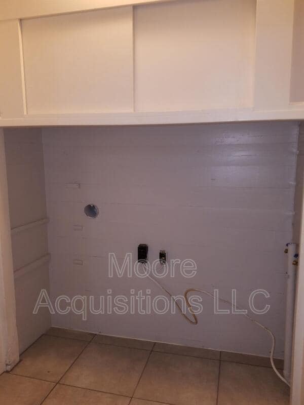 Building Photo - 221 Leonard Dr