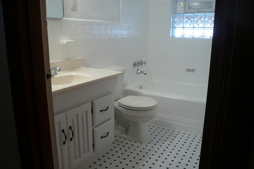 Building Photo - 5747 Devonshire Ave